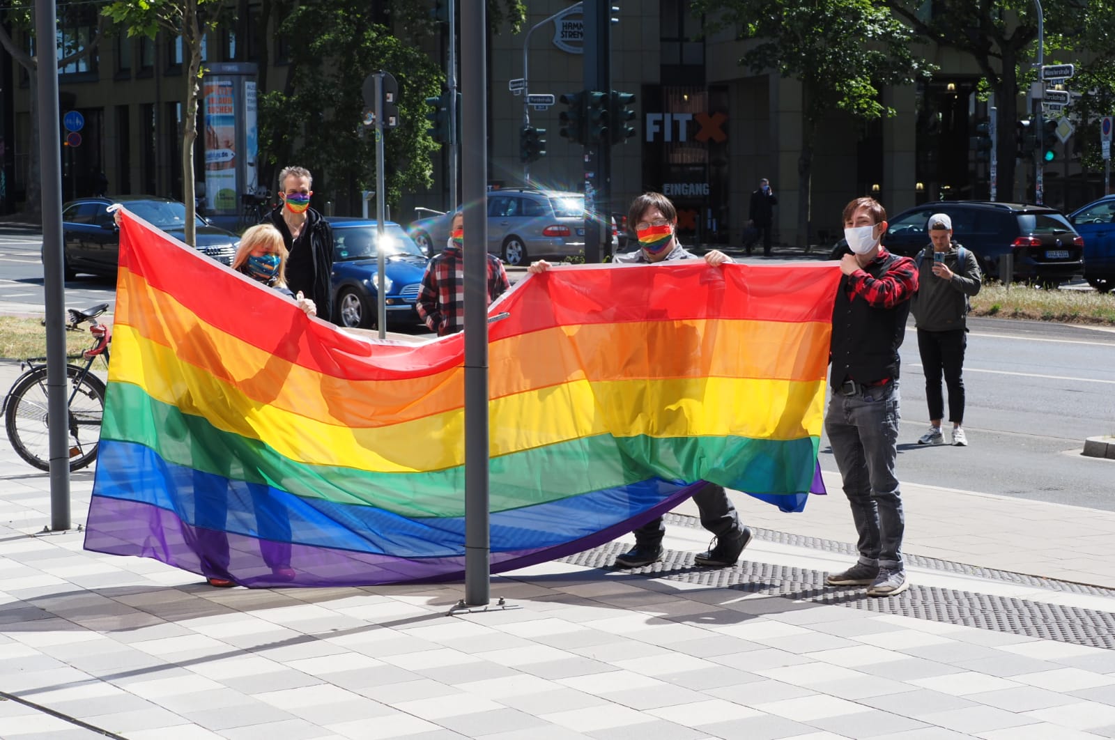 Regenbogenflagge weht am Campus